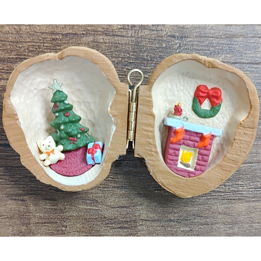1987 Hallmark Ornament In A Nutshell from Old Fashioned Christmas Collection Z5